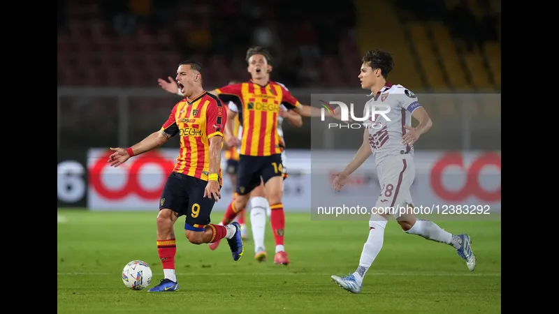 Cầu thủ từ đội Lecce cố gắng giữ bóng trước áp lực từ cầu thủ của đội Torino Cầu thủ từ đội Lecce cố gắng giữ bóng trước áp lực từ cầu thủ của đội Torino