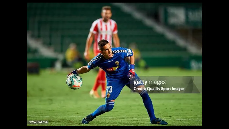 Cầu thủ Elche vượt qua cầu thủ Girona trong một pha bóng quyết liệt
