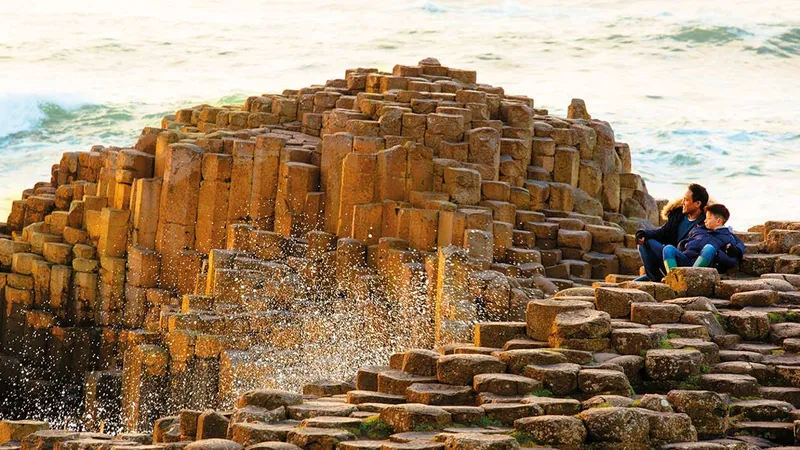 Cầu thủ Bắc Ireland kỷ niệm bàn thắng với niềm vui trên khuôn mặt Cầu thủ Bắc Ireland kỷ niệm bàn thắng với niềm vui trên khuôn mặt
